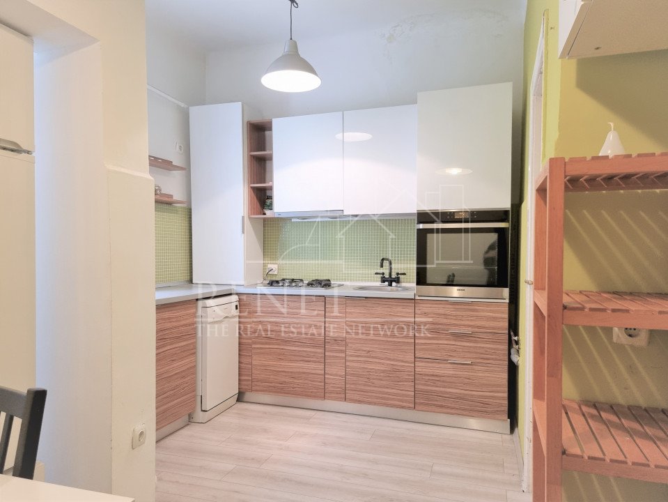 Apartament  3 camere central, imobil tipic interbelic, cu curte interioara