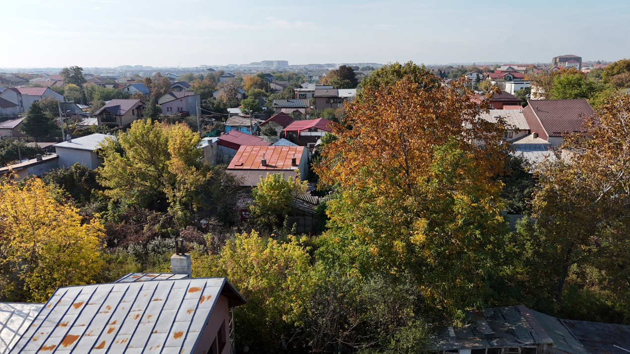Teren cu dubla deschidere pe Dantelei
