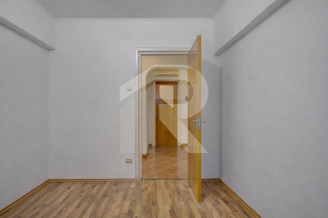 PIAȚA REȘIȚA, 3 CAMERE, 73 MP TOTAL, CENTRALA PROPRIE, LOC PARCARE!