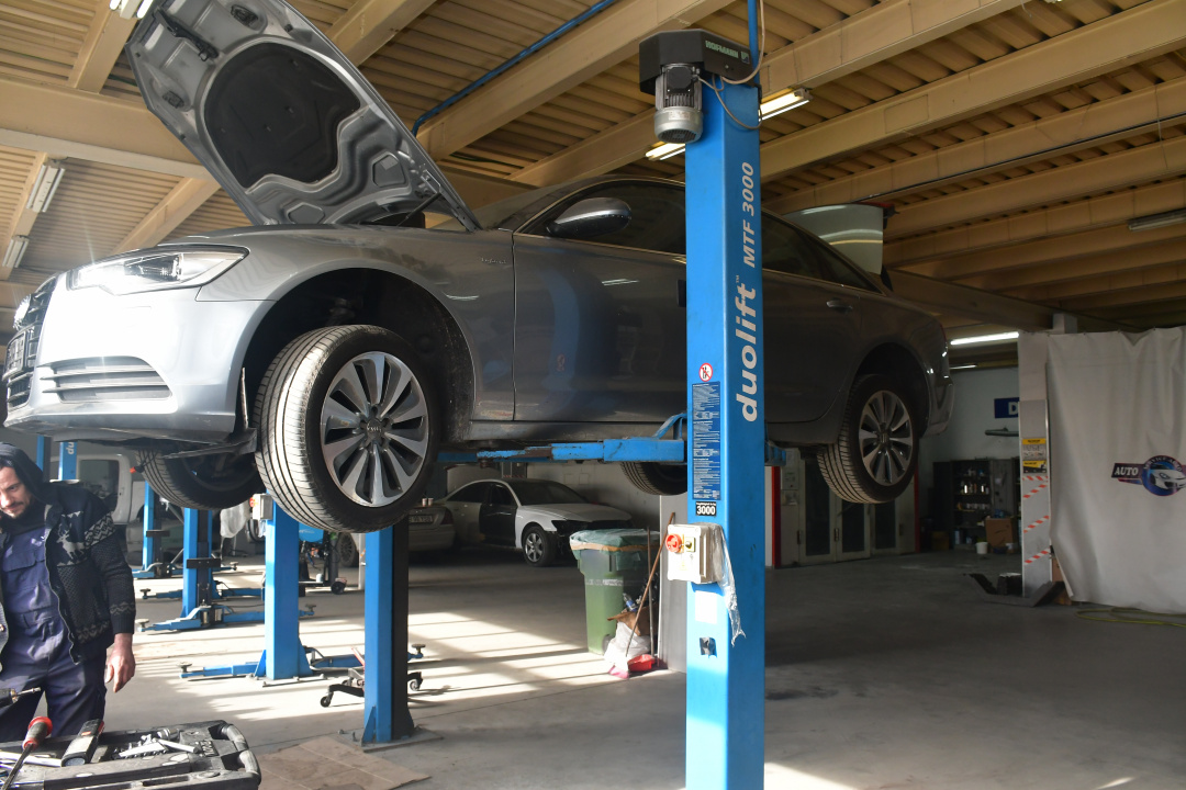 Inchiriez Service Auto Echipat complet pt Mecanica si Tinichigerie Vopsitorie
