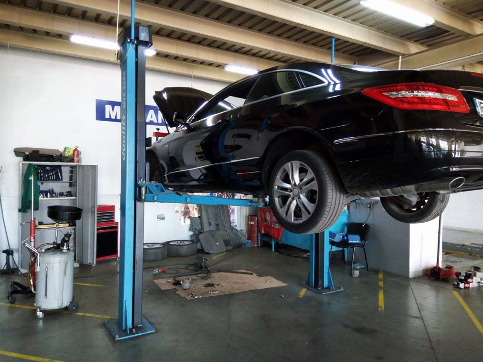 Inchiriez Service Auto Echipat complet pt Mecanica si Tinichigerie Vopsitorie