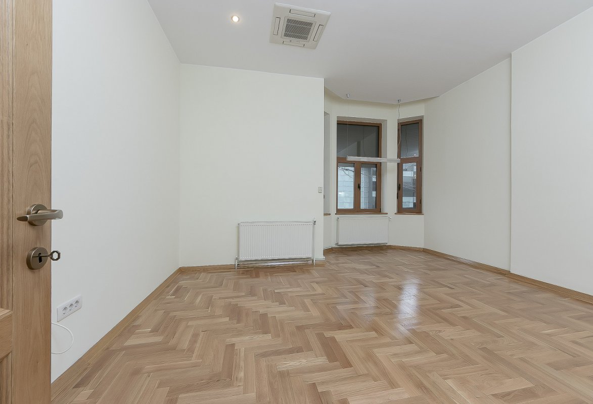 Piata Victoriei - Apartament superb nemobilat 190 mp