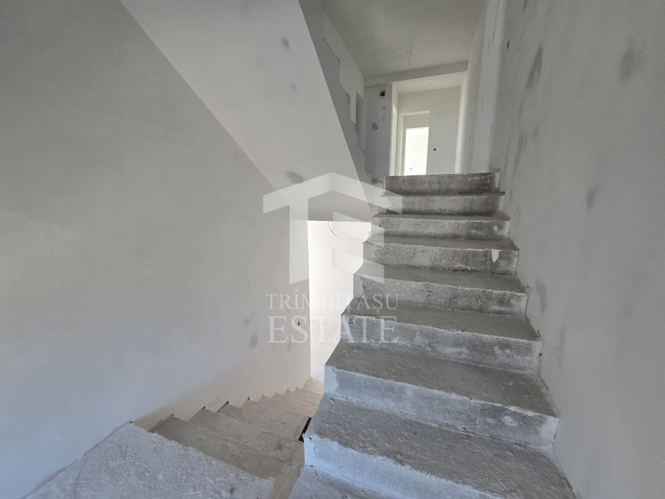 OVIDIU-POIANA- Vila tip duplex cu terasa circulabila.