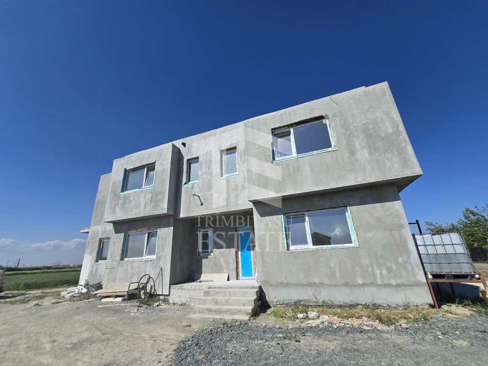 OVIDIU-POIANA- Vila tip duplex cu terasa circulabila.