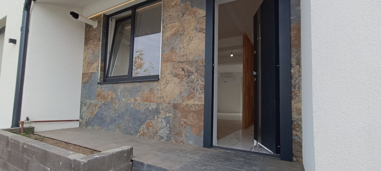 Casa Parter !  3 dorm.+2 bai+2 parcari+teren liber 190mp! Domnesti !